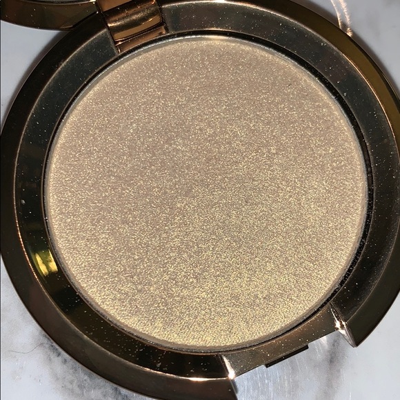 Becca Light Chaser Highlighter Pearl Flashes Gold - Picture 7 of 16